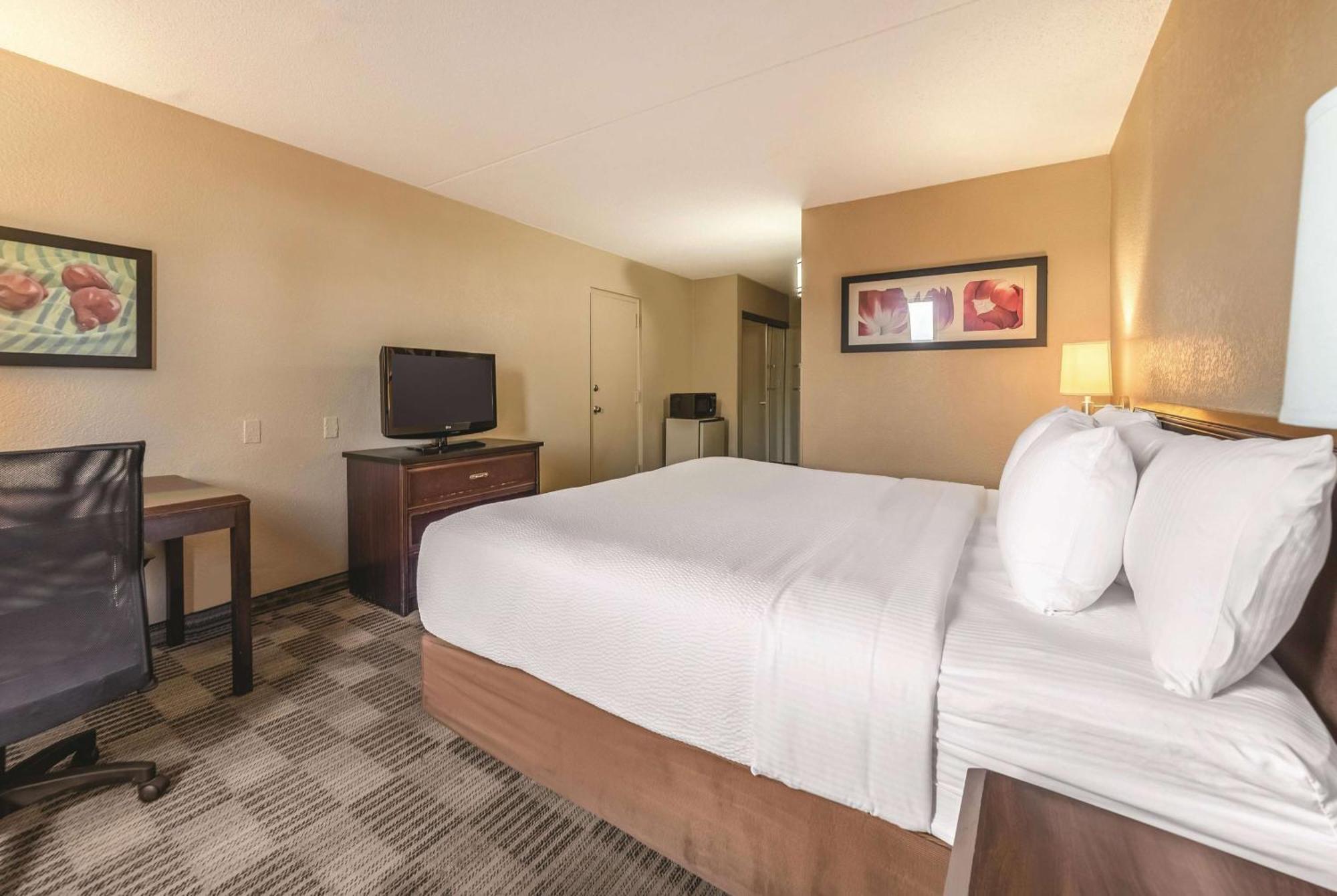 Ramada Inn By Wyndham Fairfield Nj Exterior foto